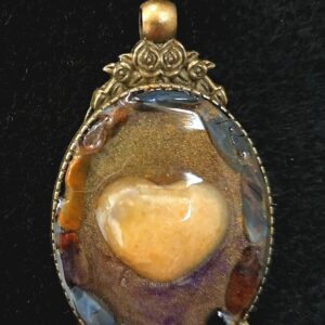 Collier avec pendentif socle bronze ovale et en son centre une citrine en forme de coeur et piétersites tout autour