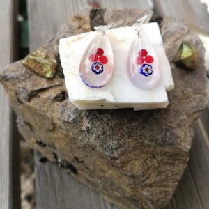 Boucles gouttes d’eau  transparentes sur accroches en Argent – Inclusion de Verre soufflé de Murano  bleu et rouge