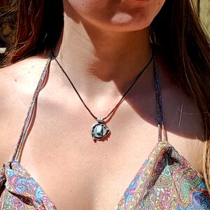 Collier socle argent rond martelé avec en son centre une pierre de larimar : « Vérité »