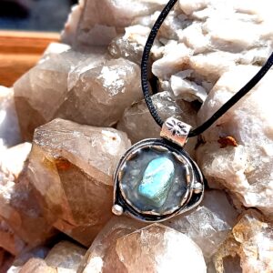 Collier socle argent rond martelé avec en son centre une pierre de larimar : « Vérité »