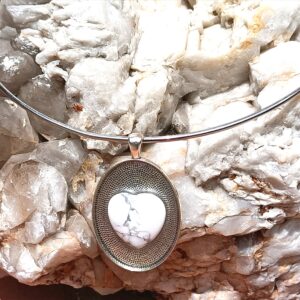 Collier torque avec pendentif socle alliage et en son centre un coeur en howlite