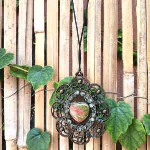 Collier socle bronze – unakite et quartz : “Recentrage”