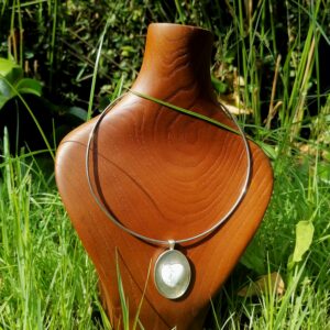 Collier torque socle alliage – howlite : “Clarté”