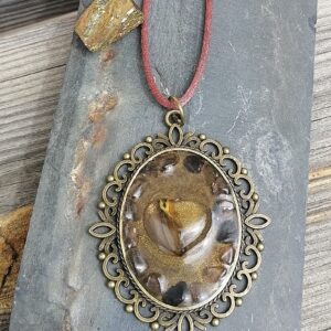 Collier socle bronze – cristal et labradorite orangée : “Cœur de cristal”