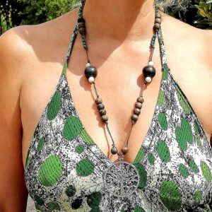 Collier nature – Bois très ancien de chêne des marais, Graine Tagua, Malachite synthèse -« Hymne »