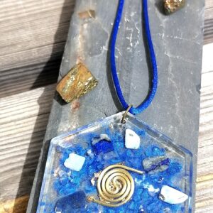 Collier avec pendentif exagonal en résine transparente, style orgonite, avec inclusion de petites pierres de Larimar, lapis lazuli , quartz et mika coloré bleu