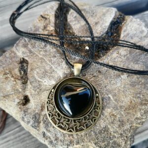 Collier avec pendentif en obsidienne noire en forme de coeur, sur socle bronze étoilé , cordon noir