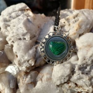 Collier avec pendentif en pierre cœur en malachite de synthèse, sur socle alliage; et cordon en coton tressé noir