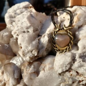 Collier cœur de citrine, socle en bronze : “Positive”…