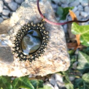 Collier labradorite sur socle en bronze : « Lumière du Céleste »