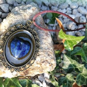 Collier cœur en lapis-lazuli, sur socle en bronze : “Perfection”