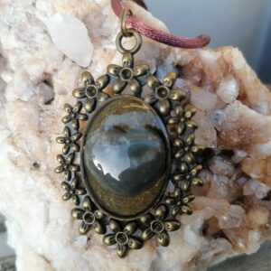 Collier labradorite sur socle en bronze : “Lumière du Céleste”