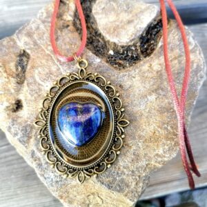 Collier cœur en lapis-lazuli, sur socle en bronze : “Perfection”