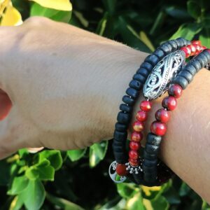 Bracelet (taille M/L) – Coco, graine l’église, bois de santal et Jade Mashan rouge… “Positivité”