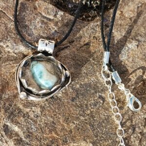 Collier socle argent – Larimar : “Pacification”