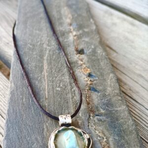 Collier socle argent arrondi et martelé avec une larimar brute en son centre – Cordon en coton ciré noir