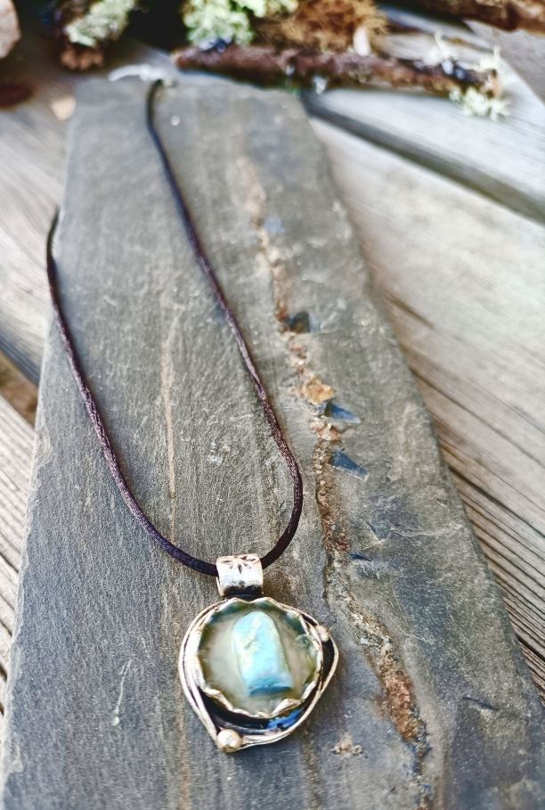 Collier socle argent arrondi et martelé avec une larimar brute en son centre - Cordon en coton ciré noir – Image 2
