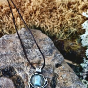 Collier socle argent arrondi et martelé avec une larimar brute en son centre – Cordon en coton ciré noir