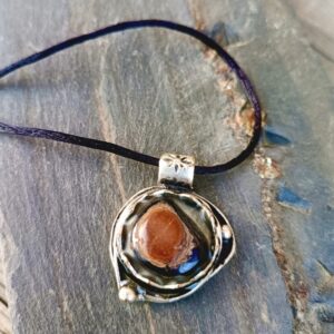 Collier socle argent arrondi et martelé avec un oeil de tigre légèrement strié brut