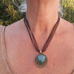 Collier Antique en coeur de jaspe bleu clair sur socle bronze étoilé : “Horizon”