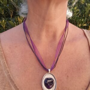 Collier Antique, cœur en agate violette sur socle en alliage : “Suprême”