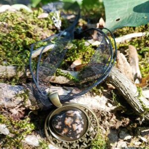 Collier Antique, en cœur de Rhodonite, sur Bronze étoilé : “Equilibre”