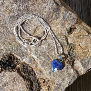 Collier en argent massif serpentine et cœur lapis lazuli “Portail”