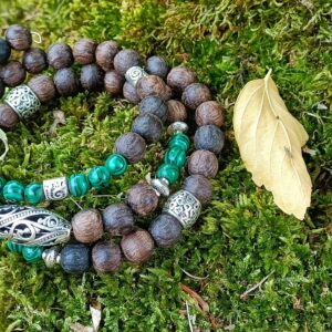 Bracelet perles en très vieux bois chêne des marais et malachite synthèse “Force”