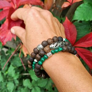 Bracelet perles en très vieux bois chêne des marais et malachite synthèse « Force »