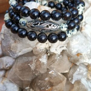 Bracelet (taille M/L) en bois d’ébène et obsidienne flocon de neige 3 tours, avec séparateur ovale tibétain