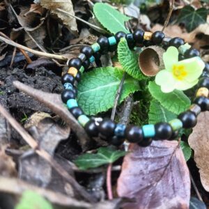 Bracelet double en perles de bois d’ébène noir et perles allongées en verre soufflé de Pragues multi-couleurs