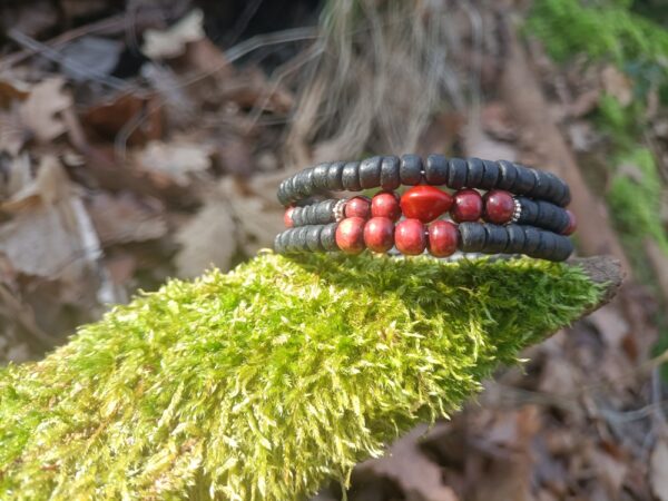 Bracelet en bois de coco heishi teintée en noir, bois de santal indien (rouge) et perle l'église (graine de caconnier des Antilles), ce bracelet apporte protection, profondeur, chance, calme, sagesse et ancrage. Ce bracelet est crée sur une base en acier inoxydable mémoire de forme, en 3 tours, d'une taille médium La noix de coco, est utilisée dans le domaine spirituel et pour la protection et la purification. Le bois de santal indien : calme et zen en période de stress et de nervosité. La graine l’Eglise (bois de condori) est une graine très répandue aux Antilles, pour leur beauté et leur utilisation dans la confection de bijoux. Cette graine est considérée comme un porte-bonheur et protégerait du mauvais œil. L’arbre de vie : D’une jeune pousse devenue un grand arbre majestueux, il évoque l’énergie de la vie. L’arbre de vie peut donc être comparé à l’Homme qui grandit au fil du temps et de ses expériences. Chez les chrétiens, il est souvent associé à l’amour de Dieu et évoque sa protection. Symbole universel et intemporel, l’arbre de vie constitue une représentation particulièrement puissante du cycle de la vie. Ses racines représentent les origines qui s’ancrent à la terre où il puise son énergie. Ses branches symbolisent le développement de la vie tandis que ses feuilles évoquent l’épanouissement et l’accomplissement de soi. L’arbre de vie peut représenter l’homme durant le cycle de sa vie, de sa naissance à sa mort. Dans de nombreuses religions et civilisations, l’arbre de vie revêt d’un symbolisme particulier et propre à chacun. Mais toutes les croyances s’accordent sur le fait que l’arbre de vie symbolise entre autres la renaissance, l’amour et la protection. Il est également symbole d’énergie, de sagesse et de longévité. Purification par la fumigation (encens ou sauge…)