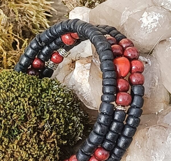 Bracelet en bois de coco heishi teintée en noir, bois de santal indien (rouge) et perle l'église (graine de caconnier des Antilles), ce bracelet apporte protection, profondeur, chance, calme, sagesse et ancrage. Ce bracelet est crée sur une base en acier inoxydable mémoire de forme, en 3 tours, d'une taille médium La noix de coco, est utilisée dans le domaine spirituel et pour la protection et la purification. Le bois de santal indien : calme et zen en période de stress et de nervosité. La graine l’Eglise (bois de condori) est une graine très répandue aux Antilles, pour leur beauté et leur utilisation dans la confection de bijoux. Cette graine est considérée comme un porte-bonheur et protégerait du mauvais œil. L’arbre de vie : D’une jeune pousse devenue un grand arbre majestueux, il évoque l’énergie de la vie. L’arbre de vie peut donc être comparé à l’Homme qui grandit au fil du temps et de ses expériences. Chez les chrétiens, il est souvent associé à l’amour de Dieu et évoque sa protection. Symbole universel et intemporel, l’arbre de vie constitue une représentation particulièrement puissante du cycle de la vie. Ses racines représentent les origines qui s’ancrent à la terre où il puise son énergie. Ses branches symbolisent le développement de la vie tandis que ses feuilles évoquent l’épanouissement et l’accomplissement de soi. L’arbre de vie peut représenter l’homme durant le cycle de sa vie, de sa naissance à sa mort. Dans de nombreuses religions et civilisations, l’arbre de vie revêt d’un symbolisme particulier et propre à chacun. Mais toutes les croyances s’accordent sur le fait que l’arbre de vie symbolise entre autres la renaissance, l’amour et la protection. Il est également symbole d’énergie, de sagesse et de longévité. Purification par la fumigation (encens ou sauge…)