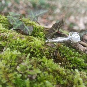 Bague réglable, fermée, finement ciselée, en argent sterling 925, rehaussée d’une perle d’eau douce