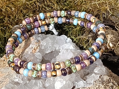 Crée avec des perles de bois de coco naturel, beige clair, et du verre soufflé de Prague multi-couleurs, ce bracelet apporte protection, purification, harmonisation, sagesse et ancrage. Une pampille arbre de vie, vient rehausser la beauté du bracelet 2 tours, sur acier inoxydable mémoire de forme de 6.5 cm de diamètre. La taille des perles est de 4 mm. Magnifique bracelet conçu à partir de perles en bois de coco, et de perles tchèques en verre.Rayonne les énergies de protection, purification, harmonisation, sagesse, ancrage… La noix de coco, est utilisée dans le domaine spirituel et pour la protection et la purification. Les perles tchèques, sont de couleurs bleues, violettes, vertes, marrons… Chacune des couleurs étant vibratoires, car ré-harmonisent les chakras de la gorge (communication), chakras couronne (sagesse) et chakras du cœur (amour). L’arbre de vie : D’une jeune pousse devenue un grand arbre majestueux, il évoque l’énergie de la vie. L’arbre de vie peut donc être comparé à l’Homme qui grandit au fil du temps et de ses expériences. Chez les chrétiens, il est souvent associé à l’amour de Dieu et évoque sa protection. Symbole universel et intemporel, l’arbre de vie constitue une représentation particulièrement puissante du cycle de la vie. Ses racines représentent les origines qui s’ancrent à la terre où il puise son énergie. Ses branches symbolisent le développement de la vie tandis que ses feuilles évoquent l’épanouissement et l’accomplissement de soi. L’arbre de vie peut représenter l’homme durant le cycle de sa vie, de sa naissance à sa mort. Dans de nombreuses religions et civilisations, l’arbre de vie revêt d’un symbolisme particulier et propre à chacun. Mais toutes les croyances s’accordent sur le fait que l’arbre de vie symbolise entre autres la renaissance, l’amour et la protection. Il est également symbole d’énergie, de sagesse et de longévité. Purification à la fumigation sauge