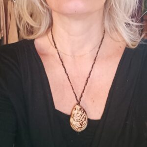 Collier sautoir graine de tagua sur coton tressé