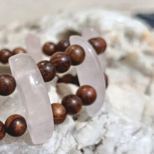 Bracelet en bois de rose – quartz rose (16 cm)