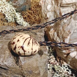 Collier sautoir graine de tagua sur coton tressé