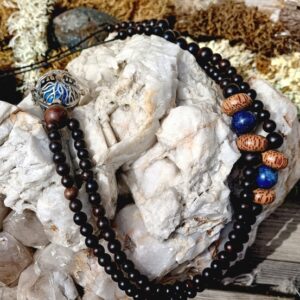 Bolas en bois d&rsquo;ébène, lapis lazuli et bois de cocotier