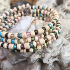 Bracelet 4 tours en coco poncée, verre de Pragues, en 6mm