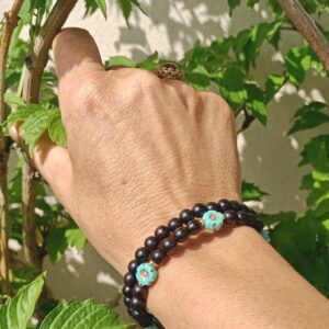 Bracelet deux tours ébène, billes d&rsquo;or et verre de Prague fleurs 6 mm