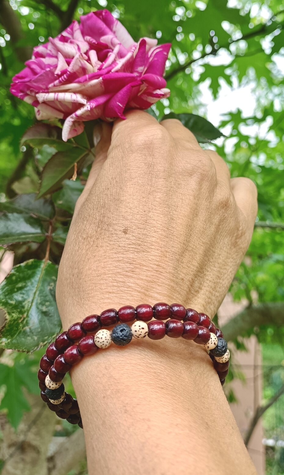 Bracelet double, en bois de santal indien, pierre de lave, graines de lotus – Image 3