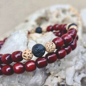 Bracelet double, en bois de santal indien, pierre de lave, graines de lotus