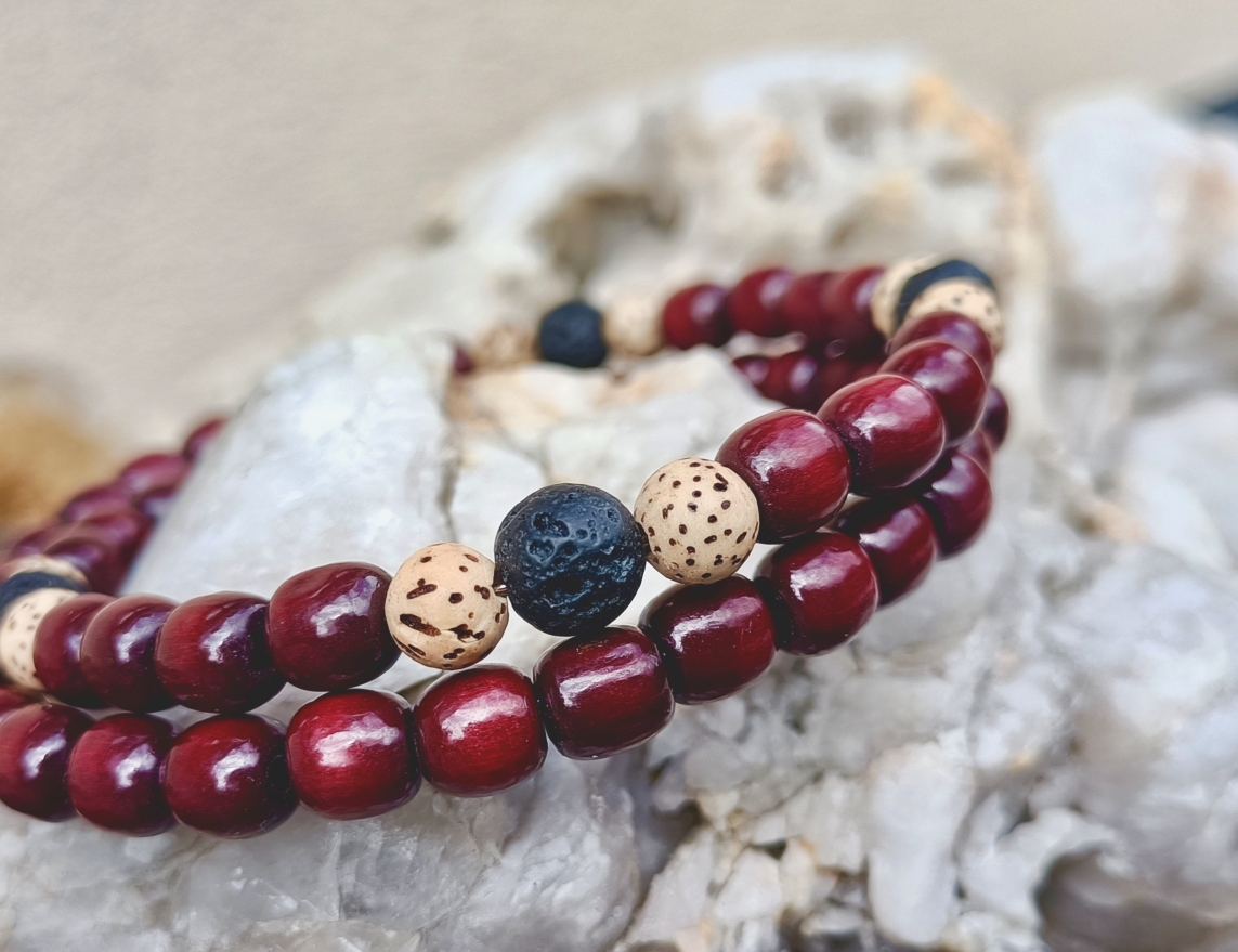 Bracelet double, en bois de santal indien, pierre de lave, graines de lotus – Image 2