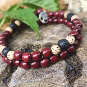 Bracelet double, en bois de santal indien, pierre de lave, graines de lotus