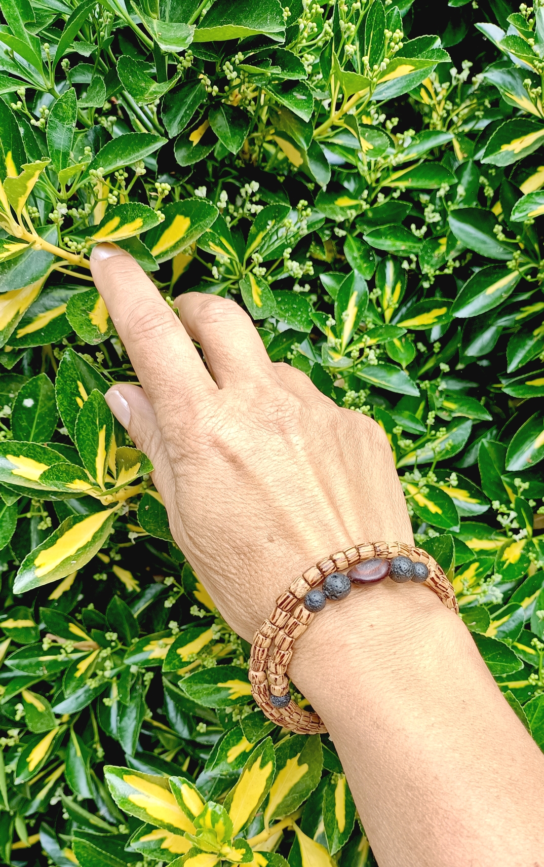 Bracelet double, en bois de cocotier, lave et graine oreille d'éléphant – Image 2