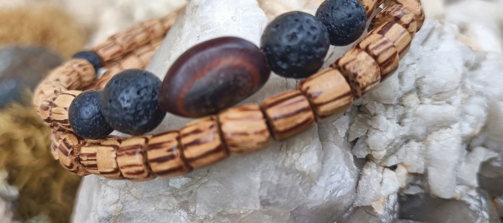 Bracelet double, en bois de cocotier, lave et graine oreille d'éléphant – Image 3